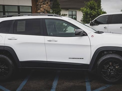 Used 2019 Jeep Cherokee Trailhawk w/ Cold Weather Group AWD/4WD image 25
