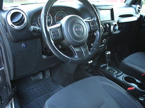 Used 2016 Jeep Wrangler Unlimited Sahara w/ Connectivity Group AWD/4WD image 11