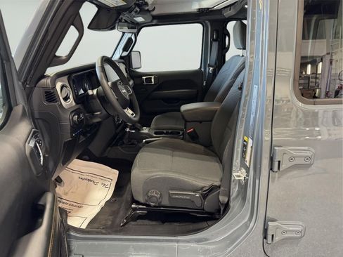 Used 2025 Jeep Wrangler Unlimited Sahara AWD/4WD image 9