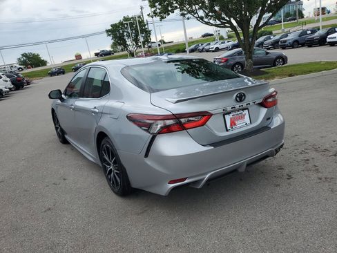 Used 2023 Toyota Camry SE FWD image 3