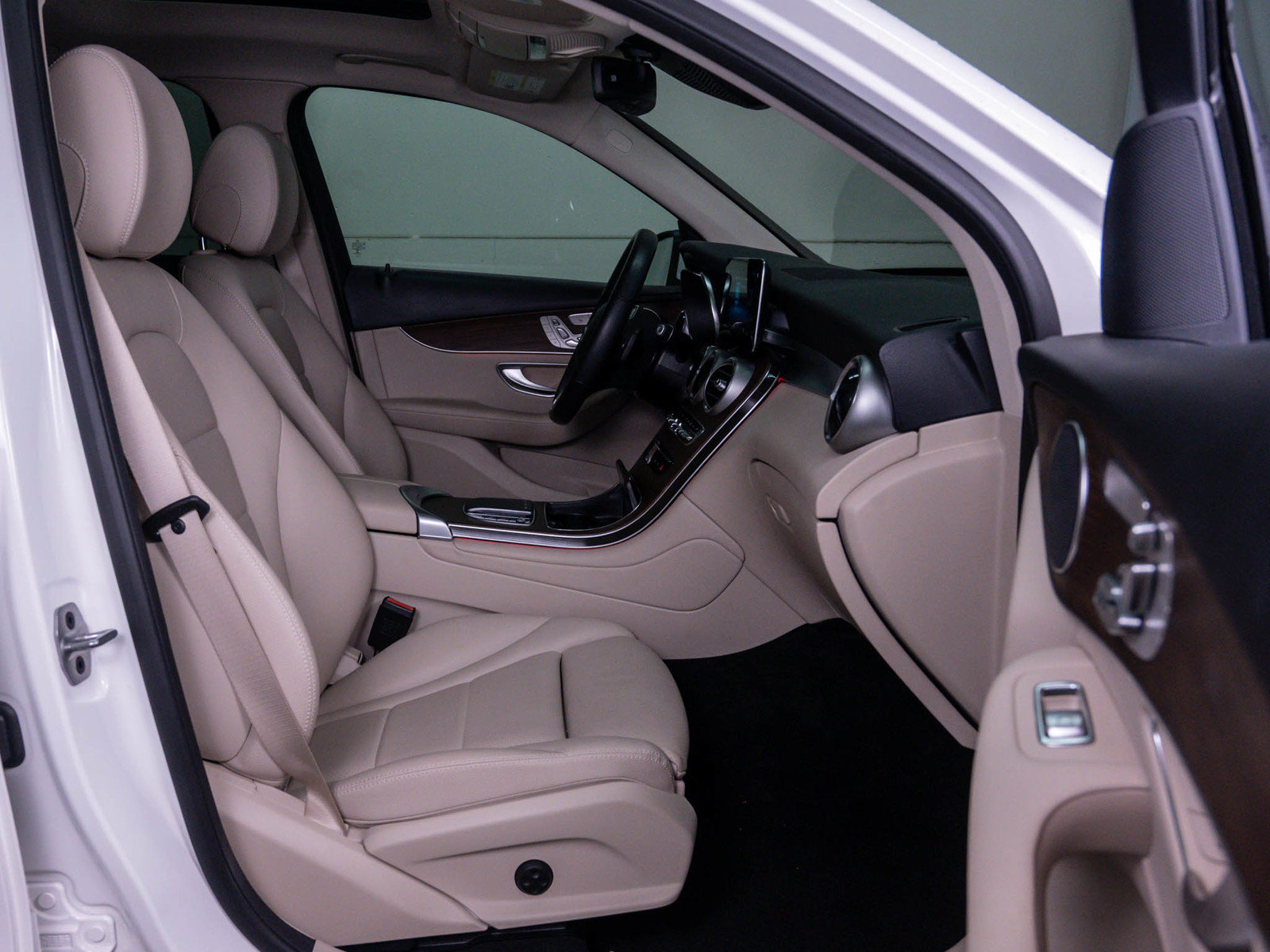 Used 2022 Mercedes-Benz GLC 300 4MATIC image 11