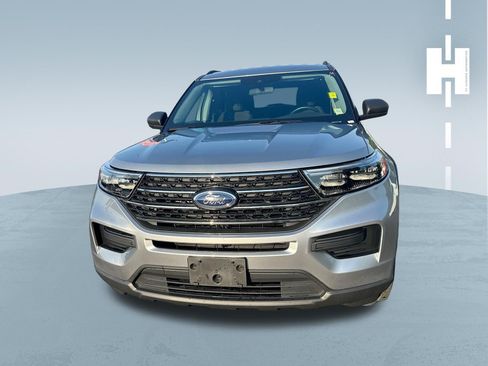 Used 2023 Ford Explorer XLT AWD/4WD image 2