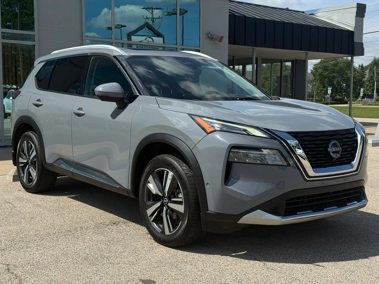 Used 2023 Nissan Rogue Platinum w/ Platinum Premium Package AWD/4WD image 1