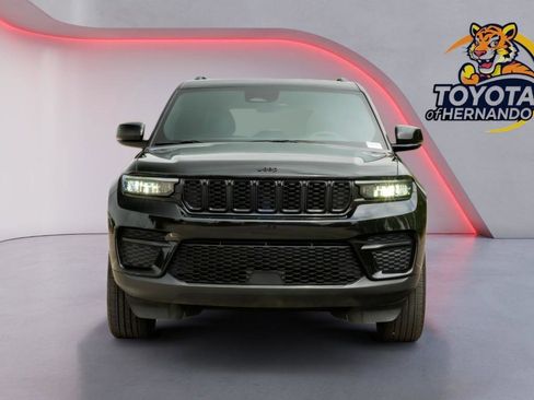 Used 2025 Jeep Grand Cherokee Altitude AWD/4WD image 2