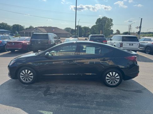 Used 2020 Hyundai Elantra SE w/ Cargo Package (C1) FWD image 3