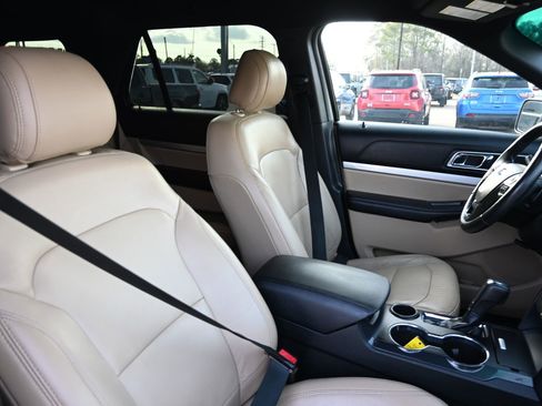 Used 2017 Ford Explorer XLT w/ Equipment Group 202A image 21