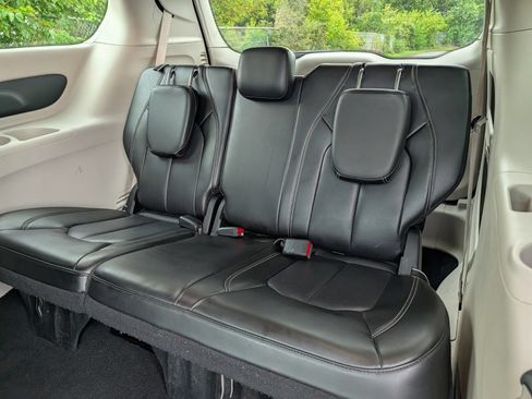 Used 2023 Chrysler Pacifica Touring-L FWD image 20