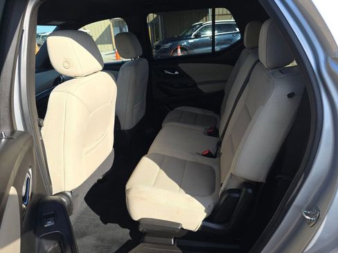 Used 2022 Chevrolet Traverse LS image 7