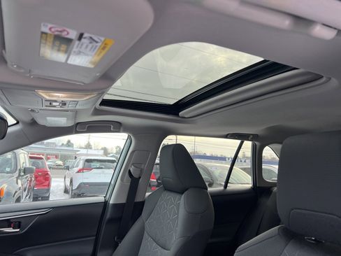 Used 2022 Toyota RAV4 XLE image 17