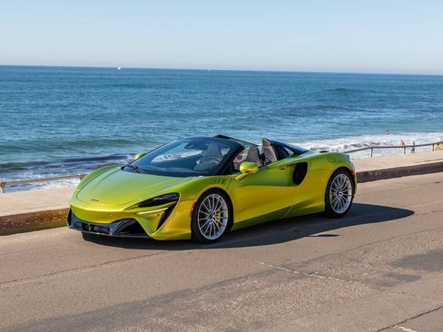 Used 2025 McLaren Artura Spider image 1