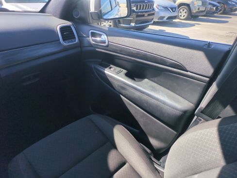 Used 2021 Jeep Grand Cherokee Laredo image 17