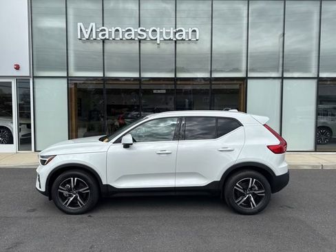 Certified 2025 Volvo XC40 B5 Core AWD/4WD image 2