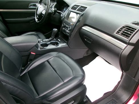 Used 2019 Ford Explorer XLT w/ Equipment Group 202A AWD/4WD image 12
