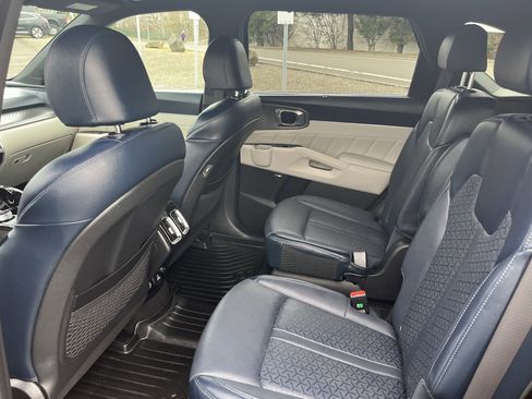 Used 2023 Kia Sorento SX Prestige image 13
