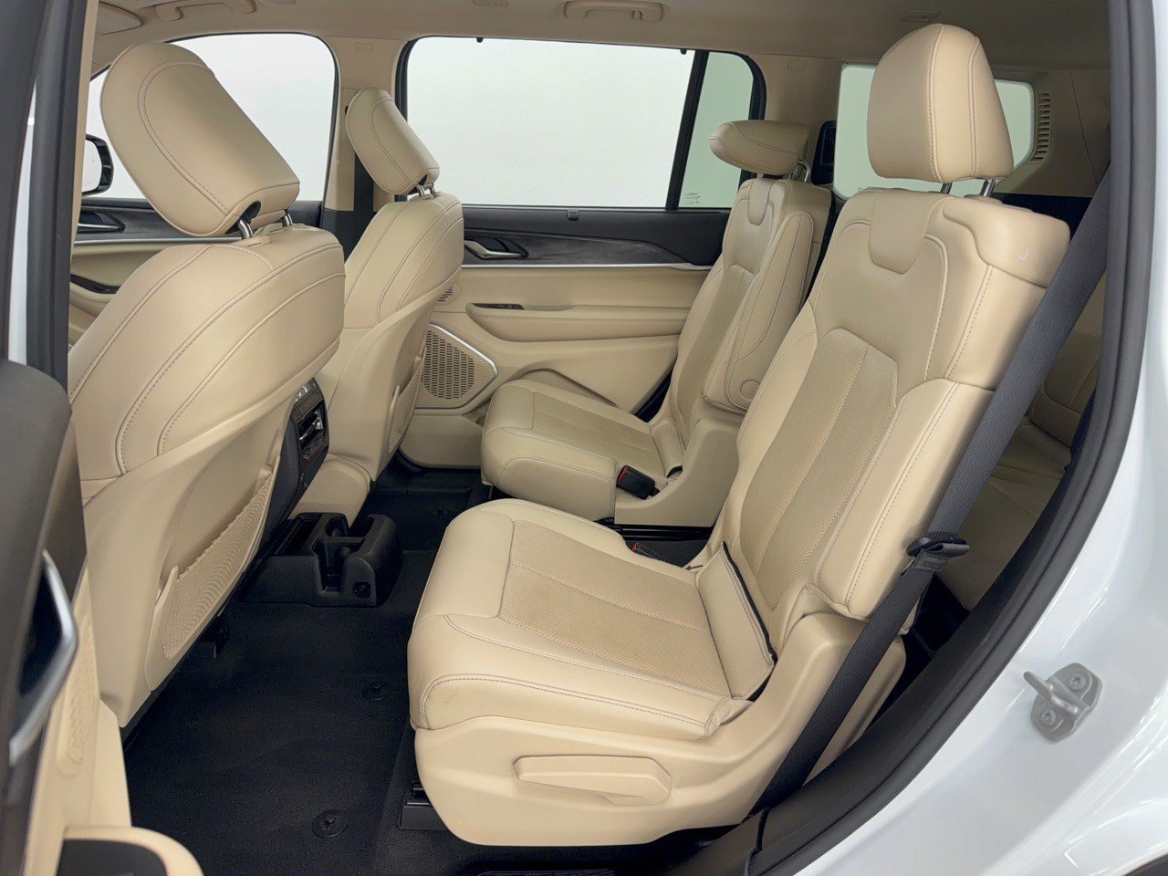Used 2022 Jeep Grand Cherokee L Limited w/ Luxury Tech Group II RWD image 24