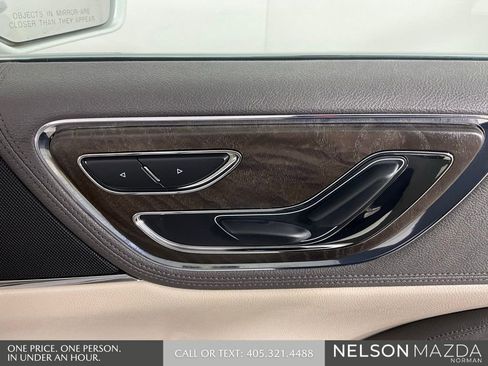 Used 2017 Lincoln Continental Select w/ Technology Package FWD image 29