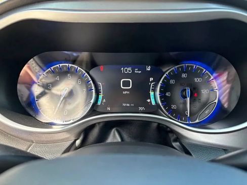 Used 2024 Chrysler Pacifica Touring-L FWD image 13