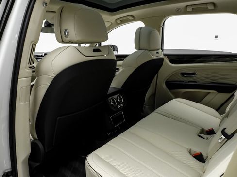 Used 2024 Bentley Bentayga AWD/4WD image 48