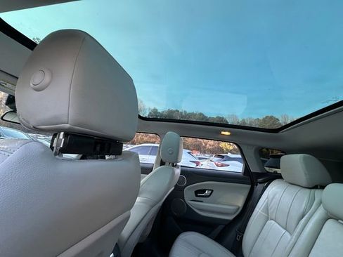 Used 2019 Land Rover Range Rover Evoque SE Premium image 32