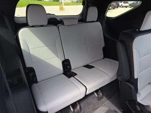 Used 2024 Chevrolet Traverse RS FWD image 12