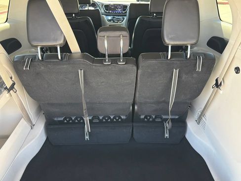 Used 2024 Chrysler Pacifica Touring-L FWD image 10