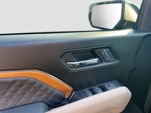 Used 2024 GMC Canyon Denali image 9