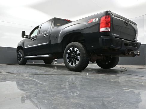 Used 2011 GMC Sierra 2500 Denali w/ Suspension Package, Off-Road AWD/4WD image 43