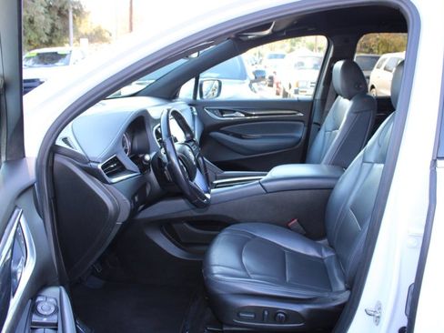 Used 2022 Buick Enclave Essence image 9
