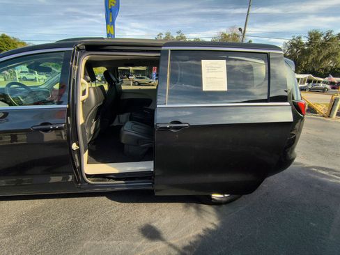 Used 2020 Chrysler Voyager Lxi image 17