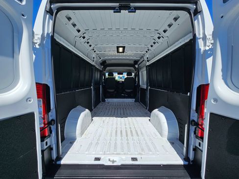 Used 2025 RAM ProMaster 2500 w/ Convenience Group FWD image 17