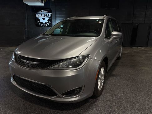 Used 2020 Chrysler Pacifica Touring-L FWD image 1