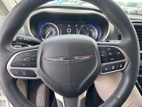 Used 2023 Chrysler Pacifica Touring-L FWD image 24