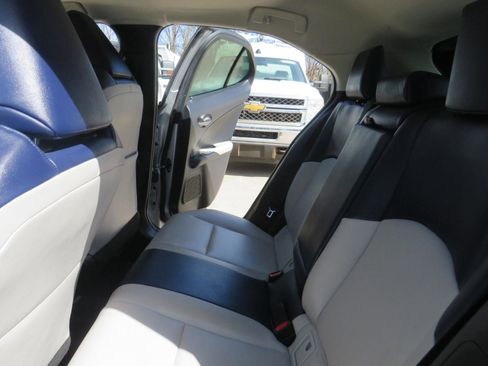 Used 2019 Lexus UX 200 FWD image 6
