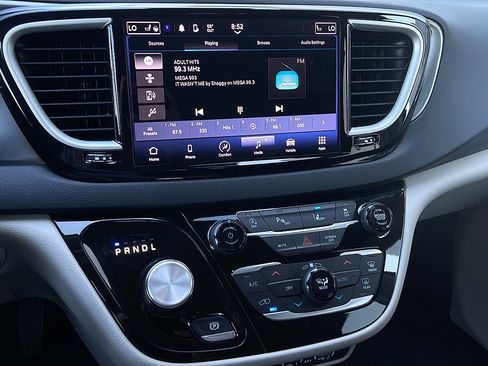 Used 2023 Chrysler Pacifica Touring-L FWD image 16