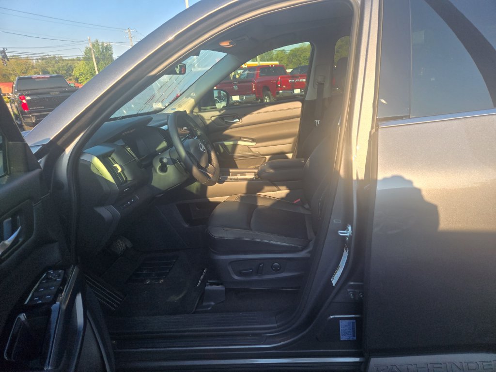 Used 2026 Nissan Pathfinder SL w/ SL Premium Package FWD image 7