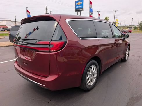 Used 2023 Chrysler Pacifica Touring-L FWD image 5