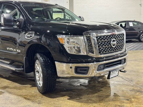 Used 2018 Nissan Titan SV w/ SV Convenience Package image 4