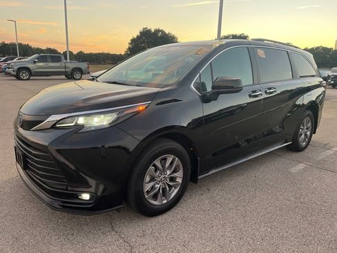 Used 2025 Toyota Sienna XLE FWD image 1