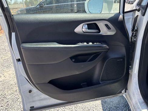 Used 2022 Chrysler Pacifica Limited w/ S Appearance Package FWD image 15