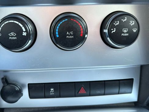 Used 2011 Dodge Nitro SXT image 17