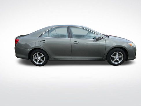 Used 2012 Toyota Camry L image 6