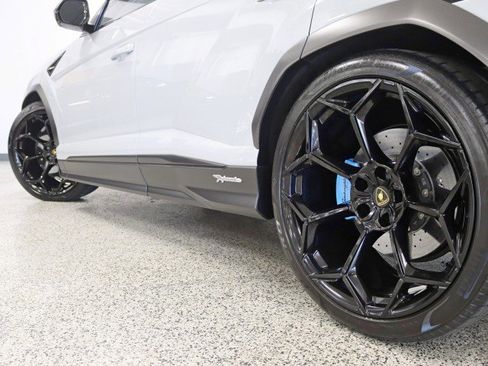 Used 2023 Lamborghini Urus Performante image 16
