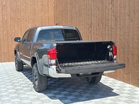 Used 2020 Toyota Tacoma SR5 AWD/4WD image 15