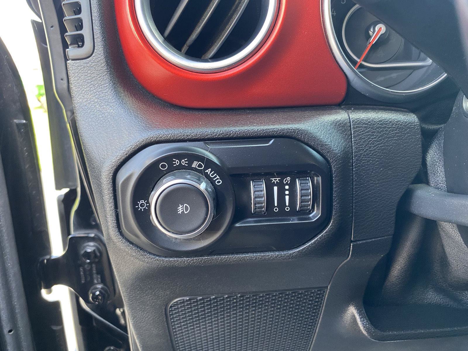 Used 2019 Jeep Wrangler Unlimited Rubicon w/ Cold Weather Group AWD/4WD image 17