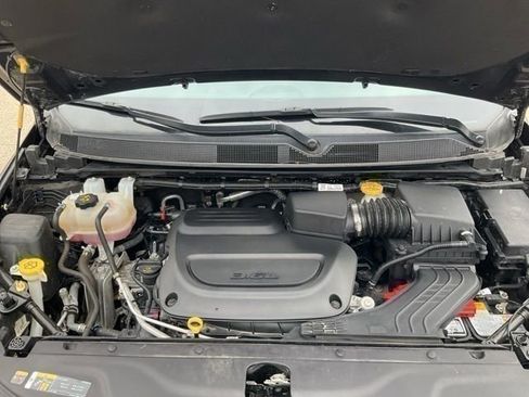 Used 2024 Chrysler Pacifica Limited FWD image 35