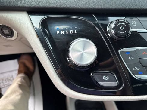 Used 2024 Chrysler Pacifica Touring-L FWD image 41