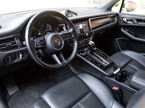 Certified 2023 Porsche Macan AWD/4WD image 4