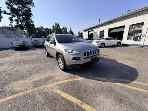 Used 2016 Jeep Cherokee Latitude AWD/4WD image 19