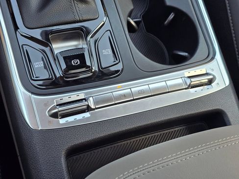 Certified 2025 Kia Carnival SX FWD image 26