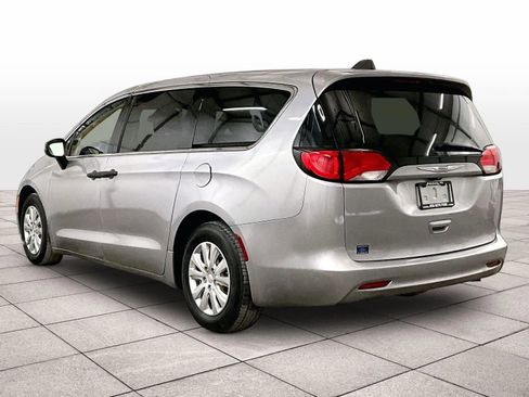 Used 2020 Chrysler Voyager L image 10